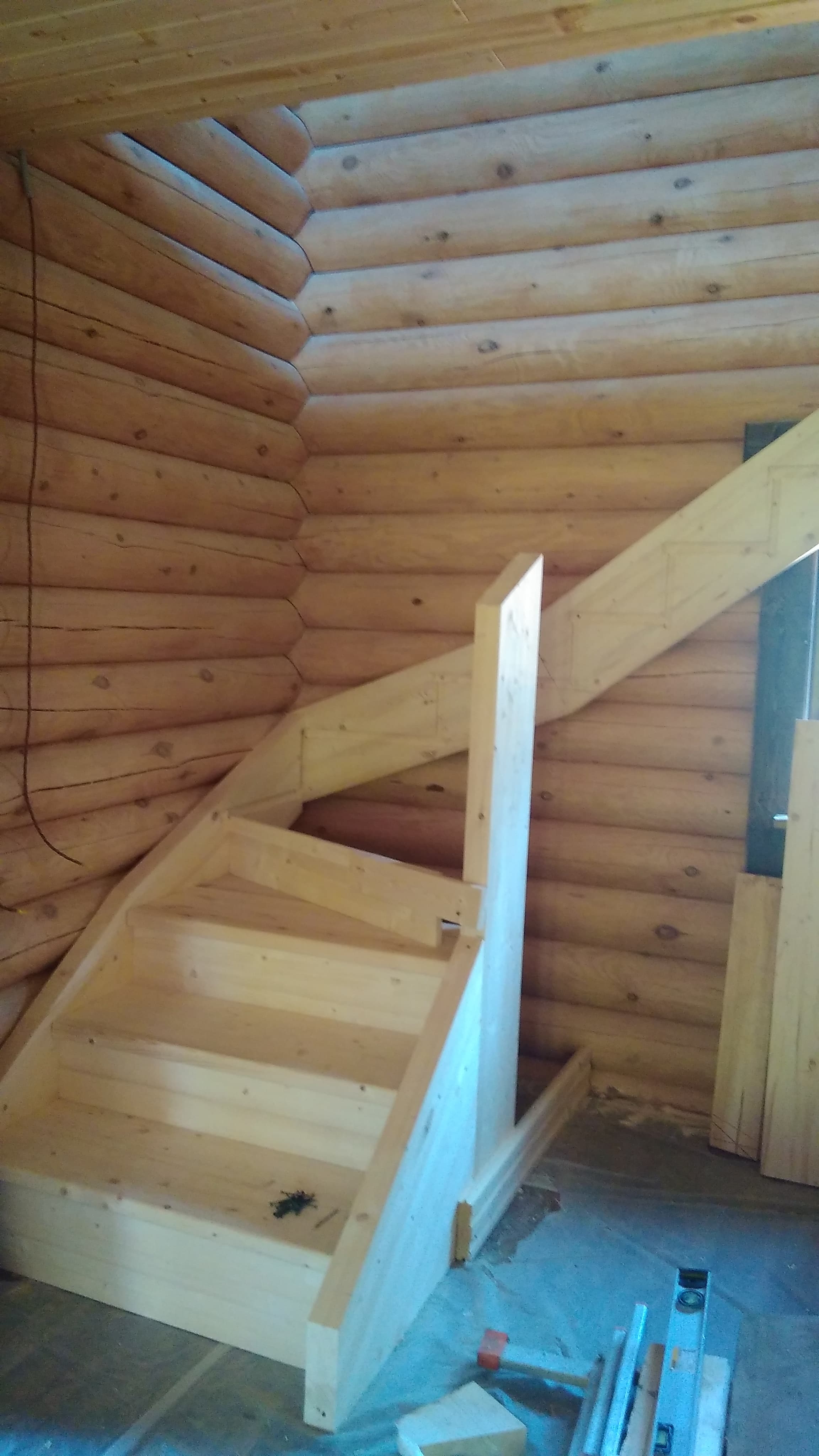 монтаж лестницы в деревянном доме